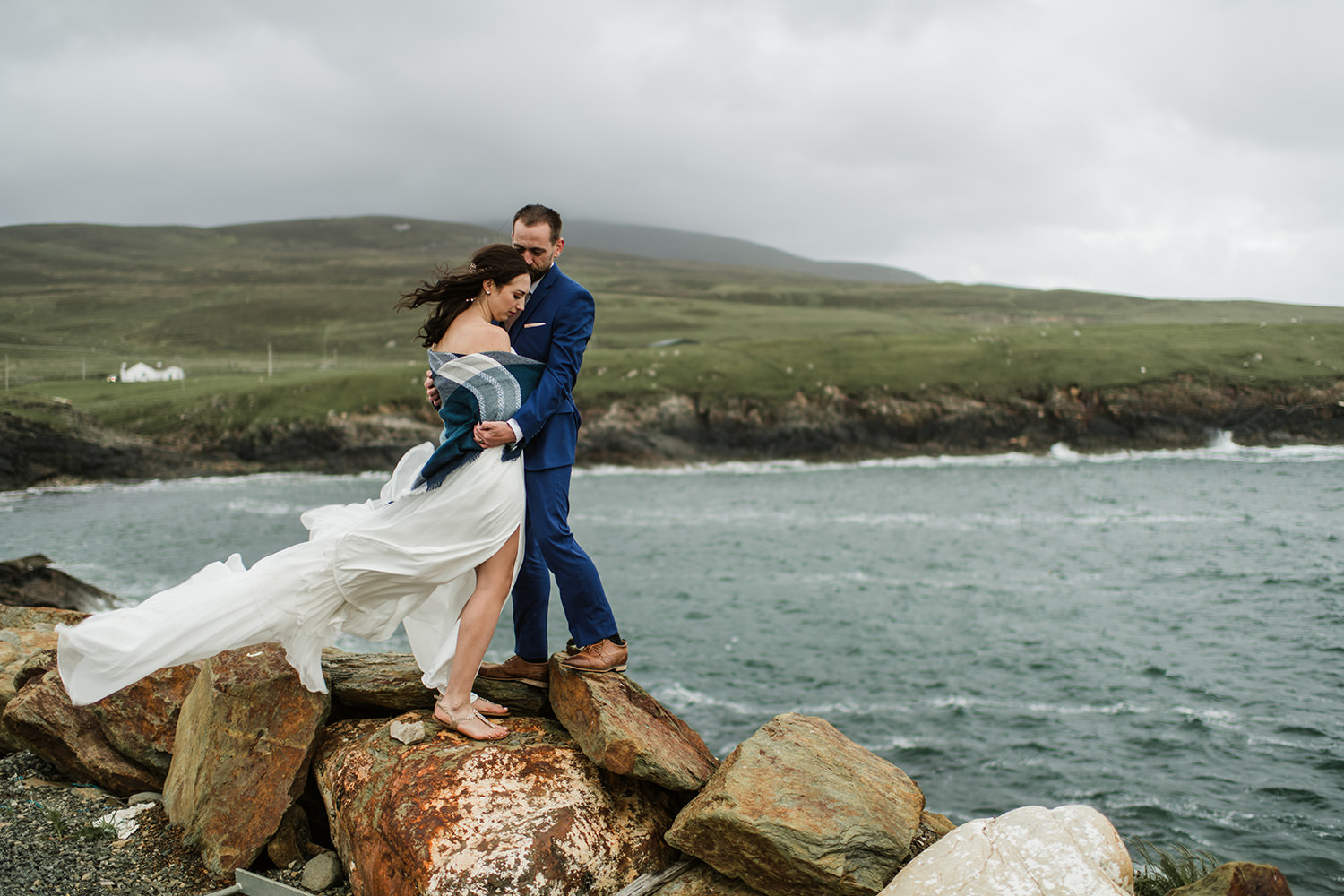 couples elope to ireland near atlantic 